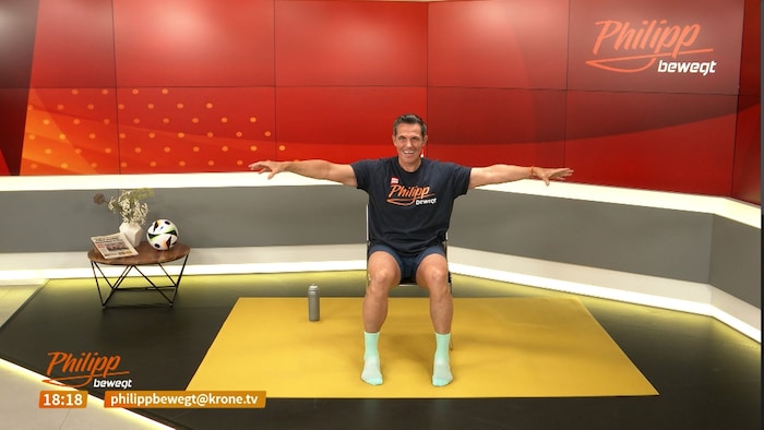 Philipp zeigt Übungen im Sitzen.
