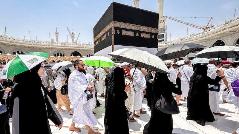 Pilger umkreisen die Kaaba in Mekka mit Sonnenschirmen. (Bild: AFP/FADEL SENNA)