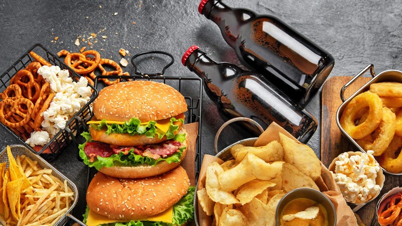 Instead of beer, burgers and chips, opt for low-calorie alternatives. (Bild: stock.adobe.com/bit24 - stock.adobe.com)