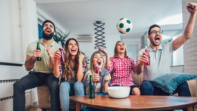 When watching soccer, many fans reach for unhealthy snacks. (Bild: stock.adobe.com/MandicJovan)