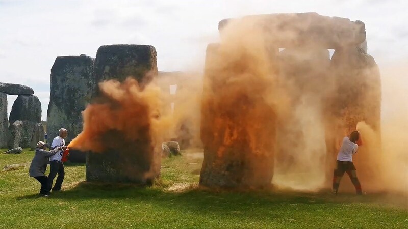 After the incident, many people expressed concern for the historic monument. (Bild: APA/AFP)