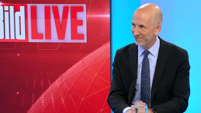 Arbeitsminister Martin Kocher hat in einem „Bild“-Interview dargelegt, in welchen Bereichen Österreich besser dastehe als Deutschland – aber dazu einige Details verschwiegen.