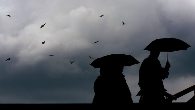 Pazar gününe kadar bulutlar, sağanak ve gök gürültülü sağanak yağışlar ile dolu veya sağanak yağışlardan kaynaklanan hasar potansiyeli beklenebilir. (Bild: APA/dpa/Oliver Berg)