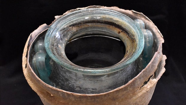 This more than 2000-year-old Roman glass urn contains the oldest wine discovered to date in liquid form. (Bild: Juan Manuel Román)