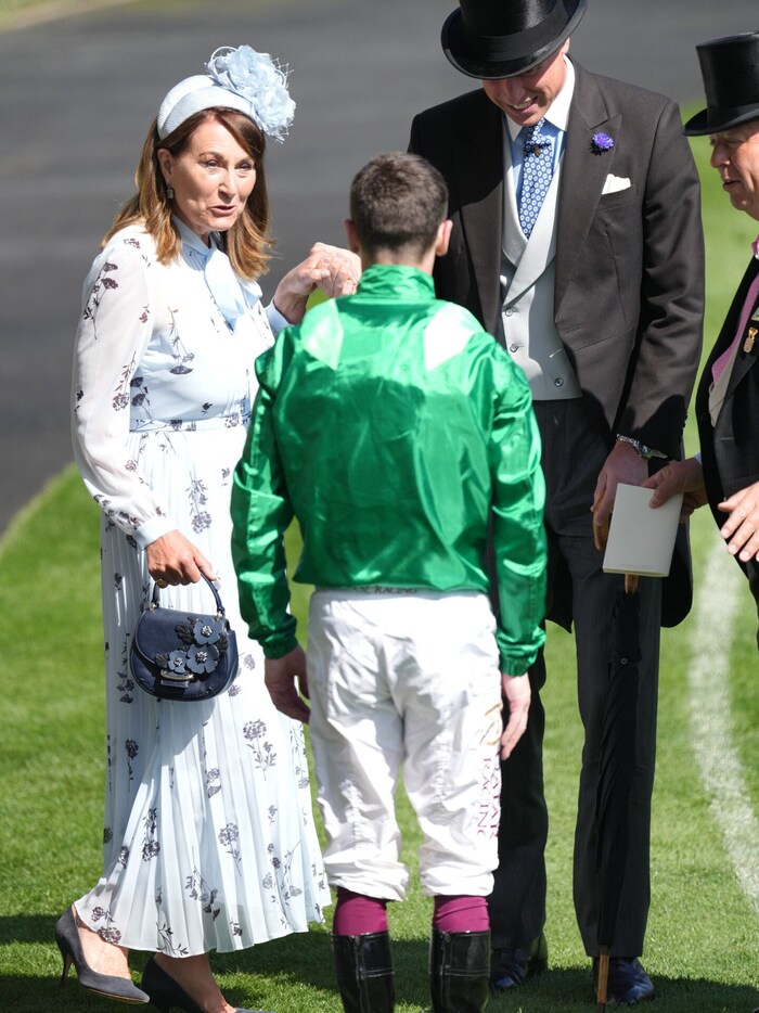 Prinz William hielt seine Schwiegermutter Carole Middleton gut fest, als sie wieder in ihren ...