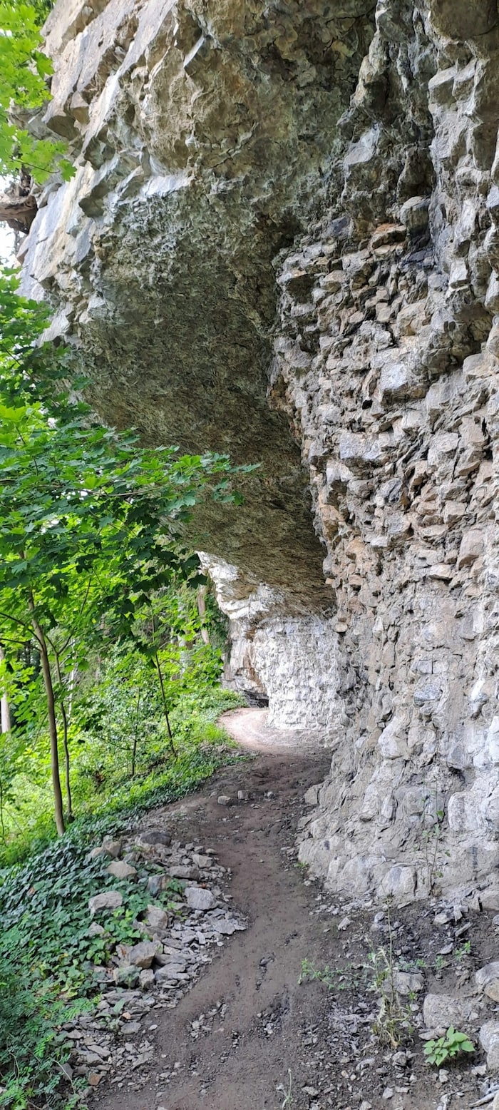 Ein abenteuerlicher Weg der Felsen entlang.