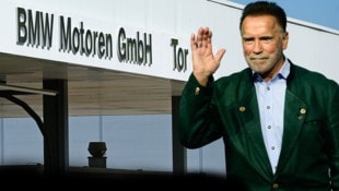 Auch dem BMW-Werk Steyr stattete Schwarzenegger einen Besuch ab.  (Bild: Krone KREATIV/Wolfgang Spitzbart,EPA,,)