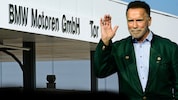 Auch dem BMW-Werk Steyr stattete Schwarzenegger einen Besuch ab.  (Bild: Krone KREATIV/Wolfgang Spitzbart,EPA,,)