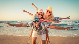 Bei allen Angeboten liegen die Hotels direkt am Strand und die Flüge sind nonstop ab Österreich. (Bild: stock.adobe.com/Sunny studio - stock.adobe.com)