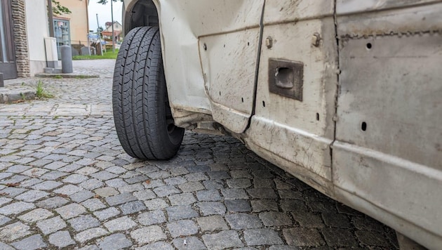 Schrottreif war der Kastenwagen einer tschechischen Speditionsfirma im Waldviertel. Sofort wurde er aus dem Verkehr gezogen. (Bild: zVg)