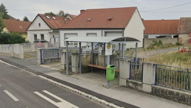 Ein Bub aus dem Bezirk Oberpullendorf hat mehrmals schlechte Erfahrungen mit Bussen und deren Lenkern gemacht. Zur Haltestelle in Steinberg pflegt er mittlerweile ein gespaltenes Verhältnis. (Bild: zVg)