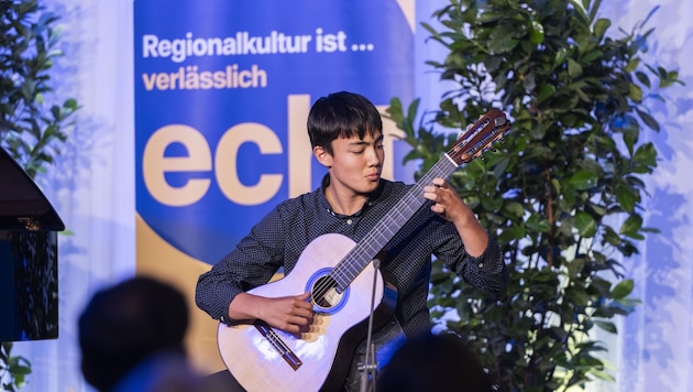 Emil Kunesch setzte tolle Akzente: Der Gitarrenspieler aus Klosterneuburg überzeugte vollends. (Bild: DANIELA MATEJSCHEK)