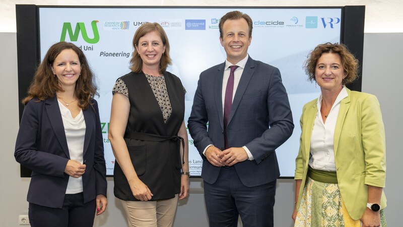 Katharina Lichtenegger (Med-Uni Graz), Landesrätin Barbara Eibinger-Miedl, Landesrat Karlheinz Kornhäusl, Karoline Riedler (Österreichischer Gesundheits- und Krankenpflegeverband, v. li.)  (Bild: steiermark.at/binder)