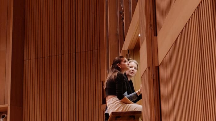 Tanja Glinsner (li.) mit Riccarda Fuchs an der Orgel
