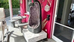 Der Preis für den großen, beleuchteten Amethyst auf Steinsockel (li.) liegt aktuell bei 1800 ...