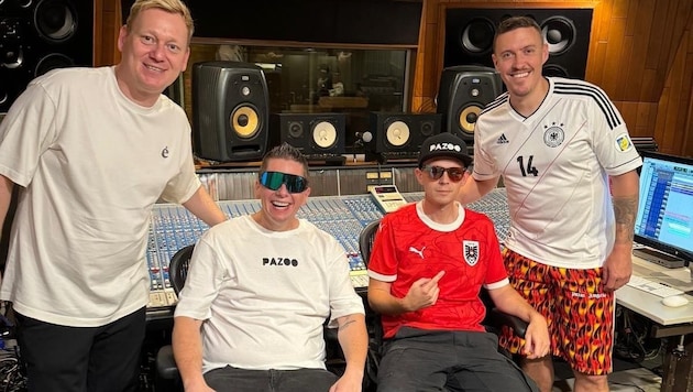 Von links nach rechts: Entertainer Jens „Knossi“ Knossalla mit Johann Gmachl, Sebastian Alberer und Max Kruse im Tonstudio in Berlin während der Song-Aufnahme
