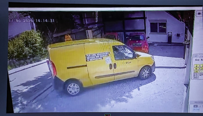 Mit seiner Überwachungskamera filmte er nun einen Zusteller, der offenbar einen Brief nicht ...