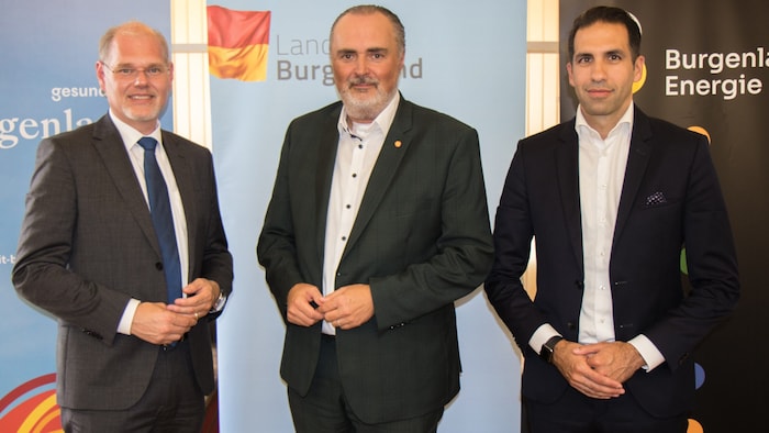 Setzen auf erneuerbare Energie: Franz Öller, kaufmännischer Geschäftsführer der Gesundheit Burgenland, Landeshauptmann Doskozil und CEO Sharma.
