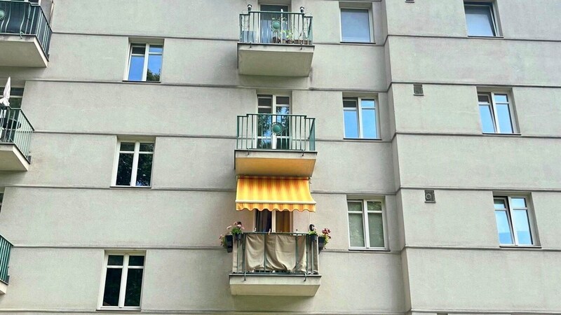 Von seinem Balkon (der oberste im Bild) aus zielte Hendrik S. auf die Polizisten. (Bild: O. Papacek)