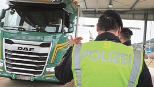 Der Lkw-Lenker fiel bei einer Kontrolle auf (Symbolbild)
