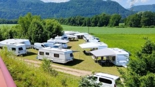 Insgesamt mehr als 60 Wohnwagen wurden in Grafenstein abgestellt.  (Bild: zVg)