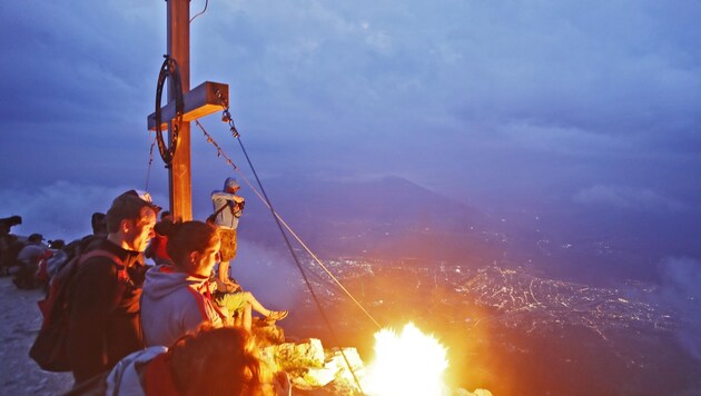 Mystisches Erlebnis! Wenn die Dämmerung hereinbricht und die Bergfeuer richtig hell leuchten, entsteht eine besondere Stimmung – wie etwa auf der Nordkette über Innsbruck. (Bild: Christof Birbaumer)