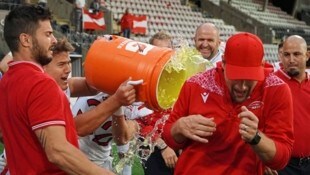 Roman Floredo (re.) weiß, wie man große Titel holt. Für die gibt‘s im American Football dann traditionell eine „Gatorade-Dusche“. (Bild: AFBÖ)