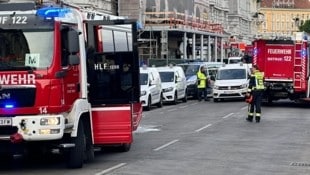 Großeinsatz für die Blaulicht-Kräfte nach einer Explosion nahe dem Wiener Naschmarkt am Donnerstagabend  (Bild: Alexander Bischofberger-Mahr)