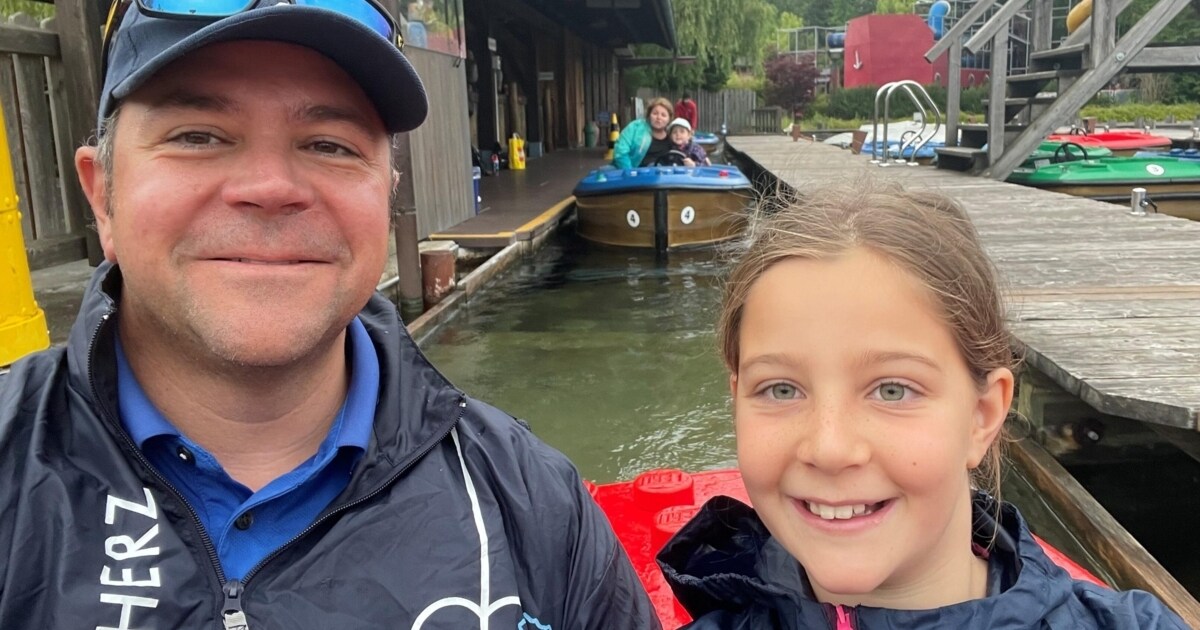 Laura als Einlaufkind Tirolerin (10) mit den EMStars auf Tuchfühlung krone.at