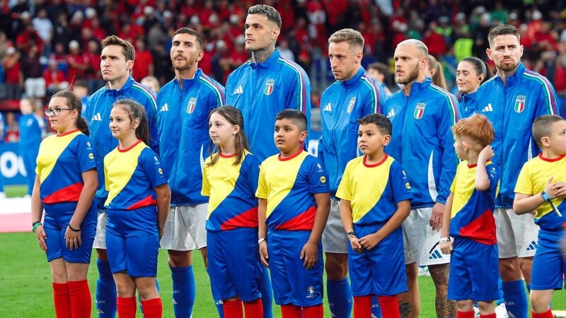 Wie diese Kinder mit Italien, darf die Tirolerin Laura am Freitag mit Marcel Sabitzer, Konrad Laimer und Co. beim EM-Match gegen Polen aufs Spielfeld marschieren. (Bild: EXPA Pictures. Alle Rechte vorbehalten. // EXPA Pictures. All rigths reserved.)