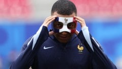 Kylian Mbappe zeigt seine Maske (Bild: AFP or licensors)