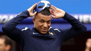 Kylian Mbappe muss die neue Maske wieder abnehmen.
