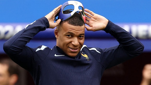 Kylian Mbappe has to take his new mask off again. (Bild: AFP or licensors)