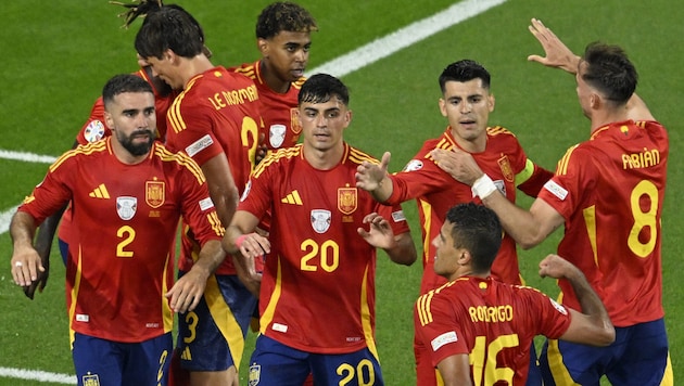 The jubilation of the "Furia Roja" players ... (Bild: AFP/AFP )