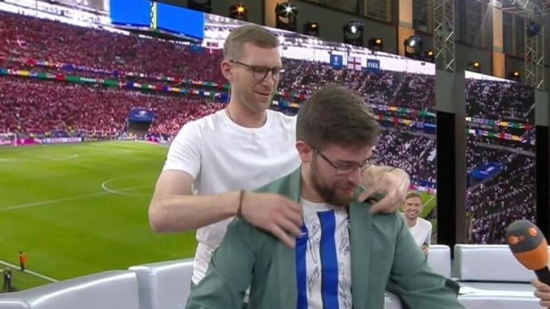 Per Mertesacker's jacket changes hands.an (Bild: ZDF Screenshot)