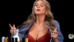 Heidi Klum riss sich in einer YouTube-Show plötzlich die Kleider vom Leib. Was war denn da los? (Bild: Screenshot youtube.com/@FirstWeFeast)