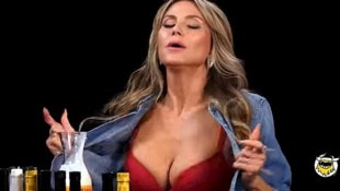 Heidi Klum riss sich in einer YouTube-Show plötzlich die Kleider vom Leib. Was war denn da los? (Bild: Screenshot youtube.com/@FirstWeFeast)