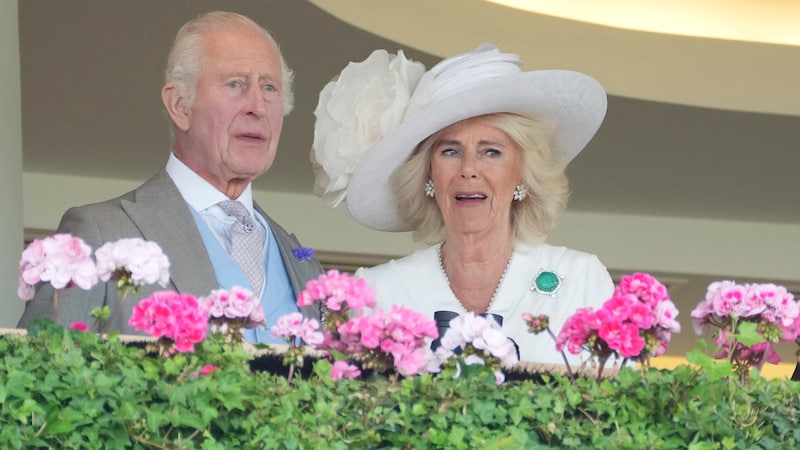 Károly és Camilla is bekapcsolódott a Royal Ascot-i izgalmakba. (Bild: APA/AP Photo/Kin Cheung)
