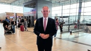 Gerhard Karner am Flughafen Berlin.
