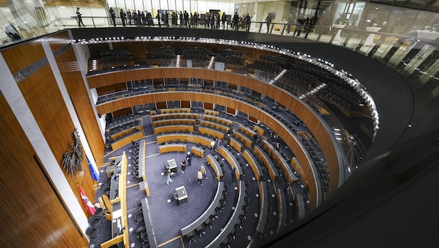 A coming and going in the House of Representatives in Vienna. An SPÖ politician from Upper Austria is soon to take her seat there again. (Bild: EVA MANHART)