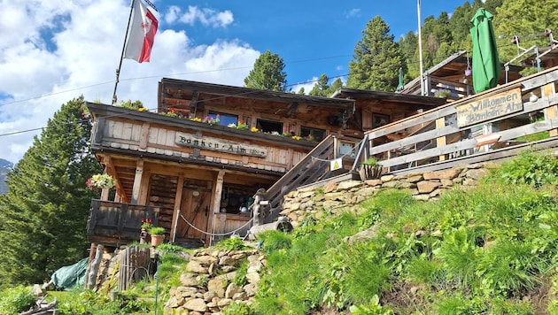 The alpine hut building presses itself into the steep slope over three storeys. (Bild: Peter Freiberger)