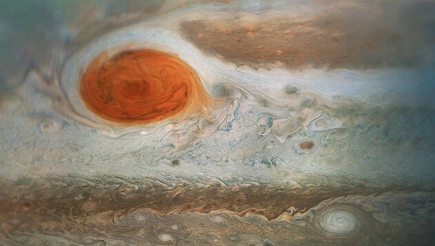 Der Große Rote Fleck ist ein gewaltiger atmosphärischer Wirbel mit einem Durchmesser, der etwa dem unserer Erde entspricht. (Bild: NASA/JPL-Caltech/SwRI/MSSS, Gerald Eichstadt & Sean Doran (CC BY-NC-SA))