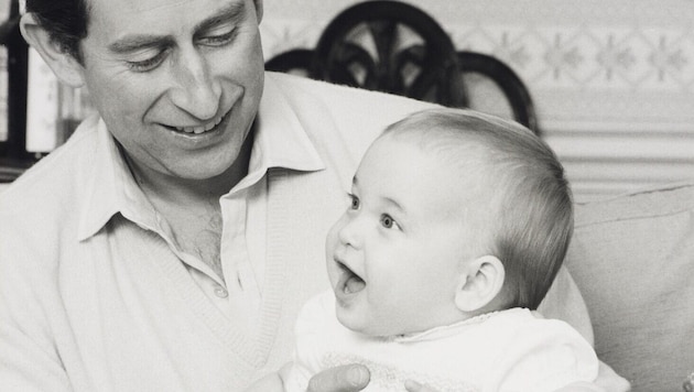 Károly király ezzel a kedves gyermekfotóval gratulált fiának, Vilmos hercegnek a 42. születésnapja alkalmából. (Bild: twitter.com/RoyalFamily)