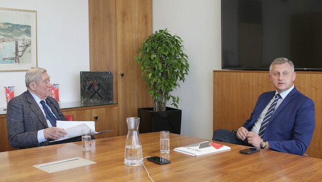 Industrialist Hannes Androsch (left) in discussion with Reinhold Binder, head of the production trade union. (Bild: Bartel Gerhard/Gerhard Bartel)