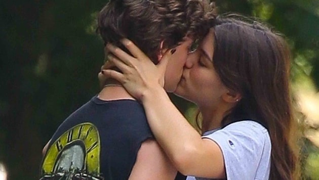 Suri Cruise is in love and is showing it to the whole world: Tom Cruise and Katie Holmes' daughter has now been caught making out with her boyfriend. (Bild: Photo Press Service)