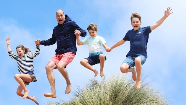 Prince William with his three children Charlotte, Louis and George on the beach. (Bild: picturedesk.com/Princess of Wales / PA )