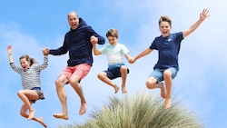 Prinz William mit seinen drei Kindern Charlotte, Louis und George am Strand. (Bild: picturedesk.com/Princess of Wales / PA )