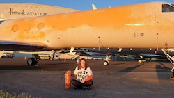 Klimaaktivistinnen haben auf dem Londoner Flughafen Stansted zwei Privatjets mit oranger Farbe besprüht. (Bild: Just Stop Oil)