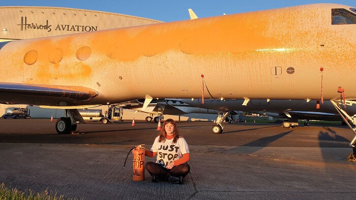 Klimaaktivistinnen haben auf dem Londoner Flughafen Stansted zwei Privatjets mit oranger Farbe ...