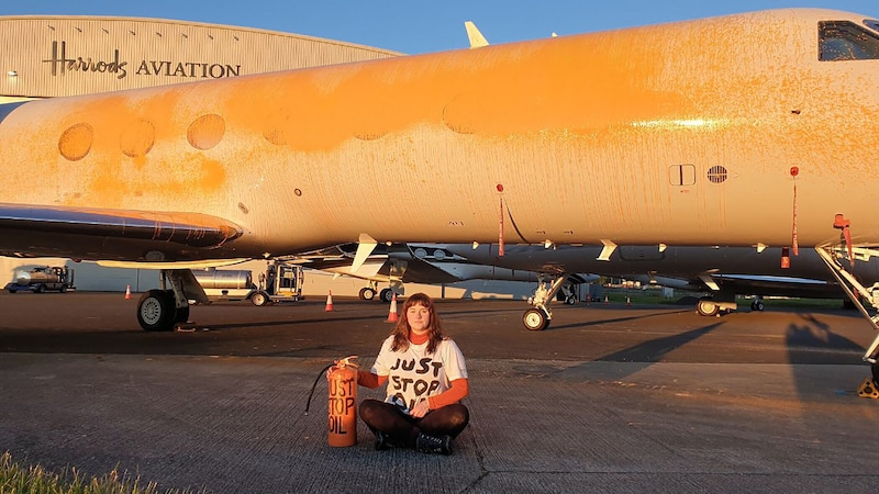 Klímaaktivisták narancssárga festékkel fújtak le két magánrepülőgépet a londoni Stansted repülőtéren. (Bild: Just Stop Oil)